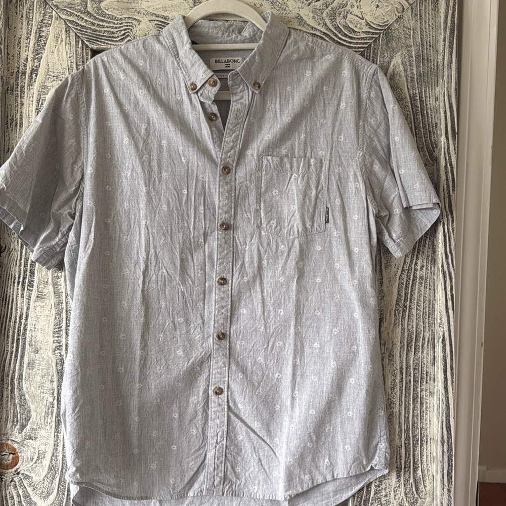 Billabong Men’s Short Sleeve Shirt - Size M